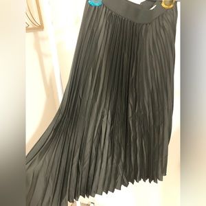 H&M pleated skirt!!